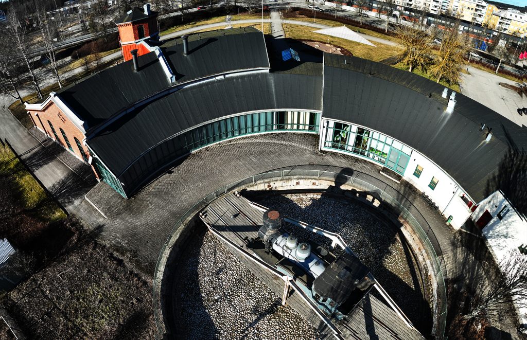 Salon taidemuseo Veturitalli sijaitsee aivan keskustassa, rautatien vieressä. Sen pihalla on vanha höyryveturi.