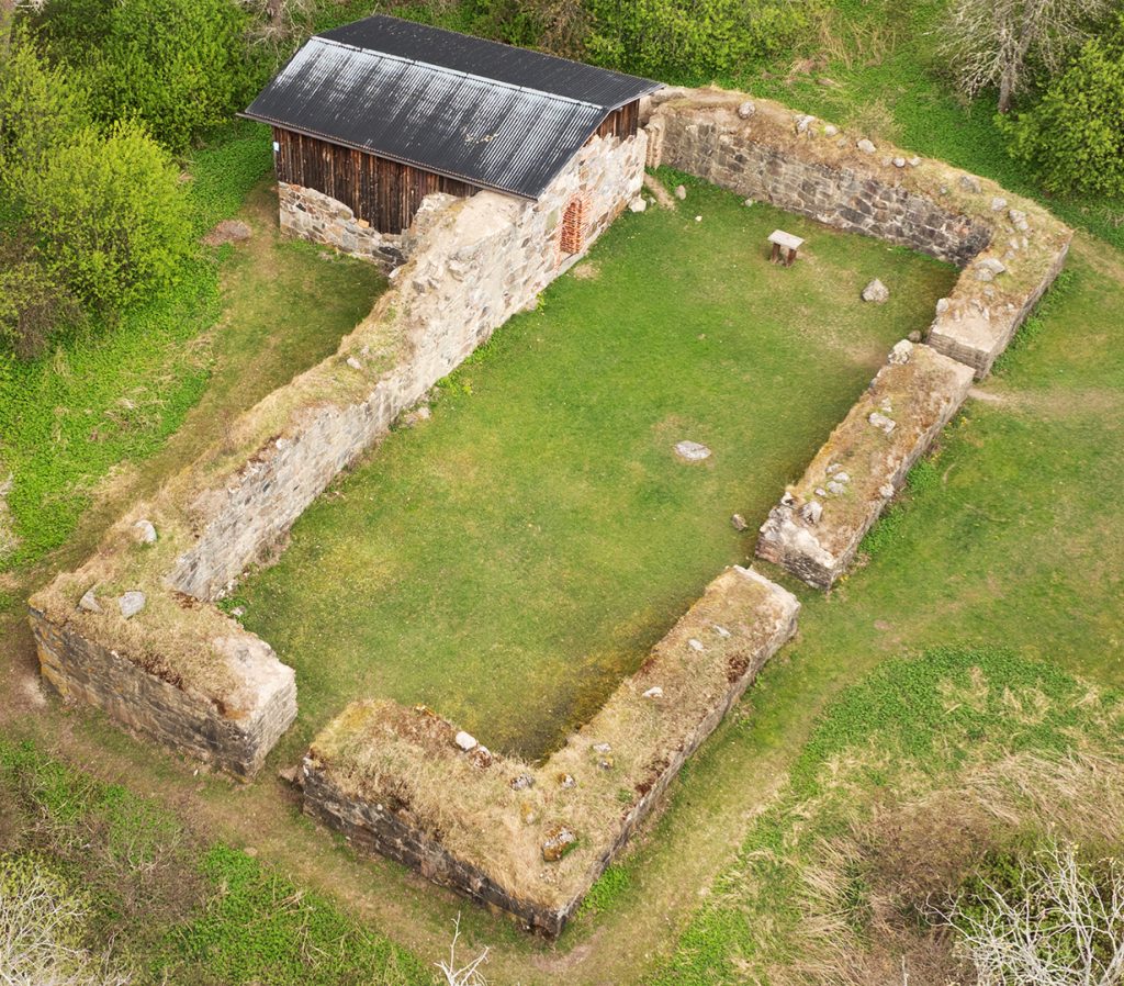 1500-luvun alussa rakennetun Pyhän Birgitan kirkon rauniot Vihdin kirkonkylällä. Kirkko rakennettiin alun perin liian pehmeälle maalle, minkä vuoksi seinät murtuivat. 1800-luvulla kirkon kiviä myytiin navetoiden rakentajille ja huhujen mukaan kirkon keskiaikaiset seinämaalaukset koristavat nyt navettojen seiniä.
