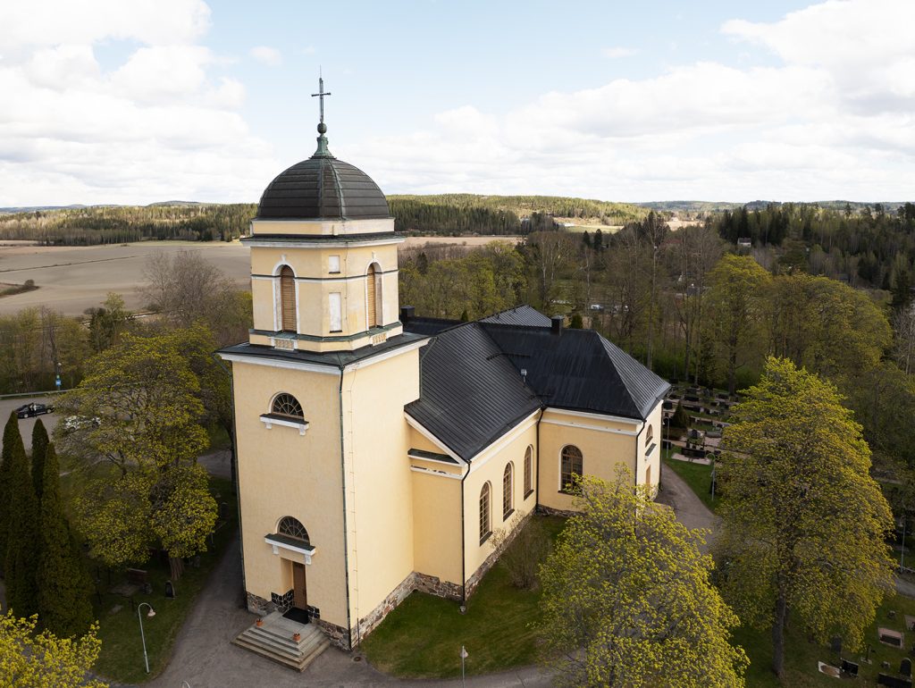 Vuonna 1772 valmistunut Vihdin kirkko eli Kustaankirkko on Vihdin kirkonkylän komein nähtävyys.