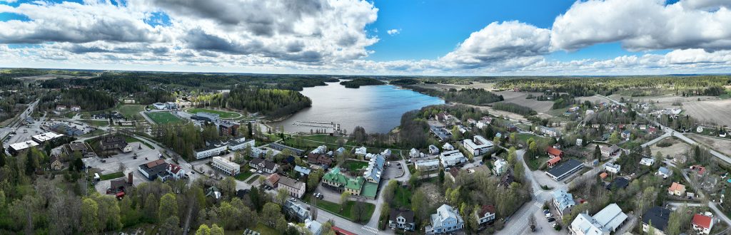 Vihdin kirkonkylä Hiidenveteen kuuluvalle Kirkkojärvelle päin. 