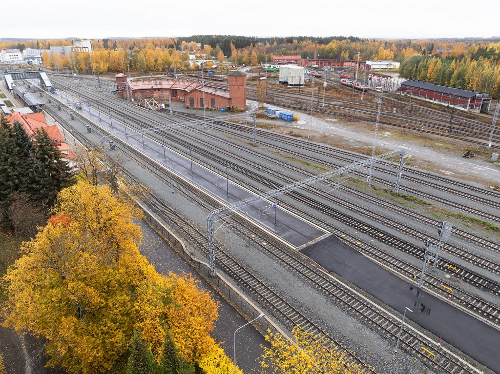 Kuvassa on oikeasti Joensuun rautatieasema, jonka kuvasin lentokieltoalueen vierestä dronella. Näyttelyssäni Joensuun rautatieasema esittää Elisenvaaran rautatieasemaa, joka voisi näyttää tällaiselta, jos Neuvostoliitto olisi antanut Suomen pitää Karjalan kannaksen toisessa maailmansodassa.