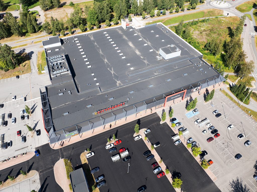 Suomessa on nykyään kolmen ketjun marketteja. Jos Käkisalmi Karjalan kannaksella kuuluisi edelleen Suomeen, siellä voisi olla tällainen Citymarket. Oikeasti kuva on otettu Imatralla, droonin avulla.