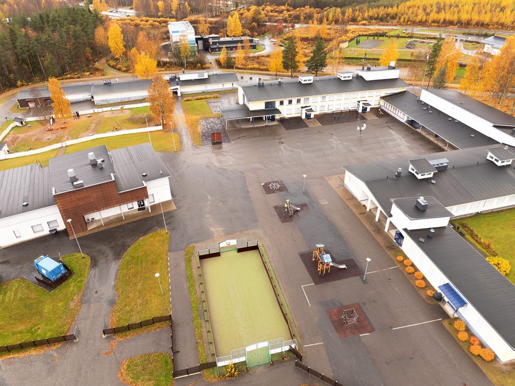 Jos menetetty Karjala kuuluisi edelleen Suomeen, Korpiselässä voisi olla tällainen koulukeskus. Oikeasti kuvasin koulukeskuksen Ilomantsissa, Korpiselästä länteen.