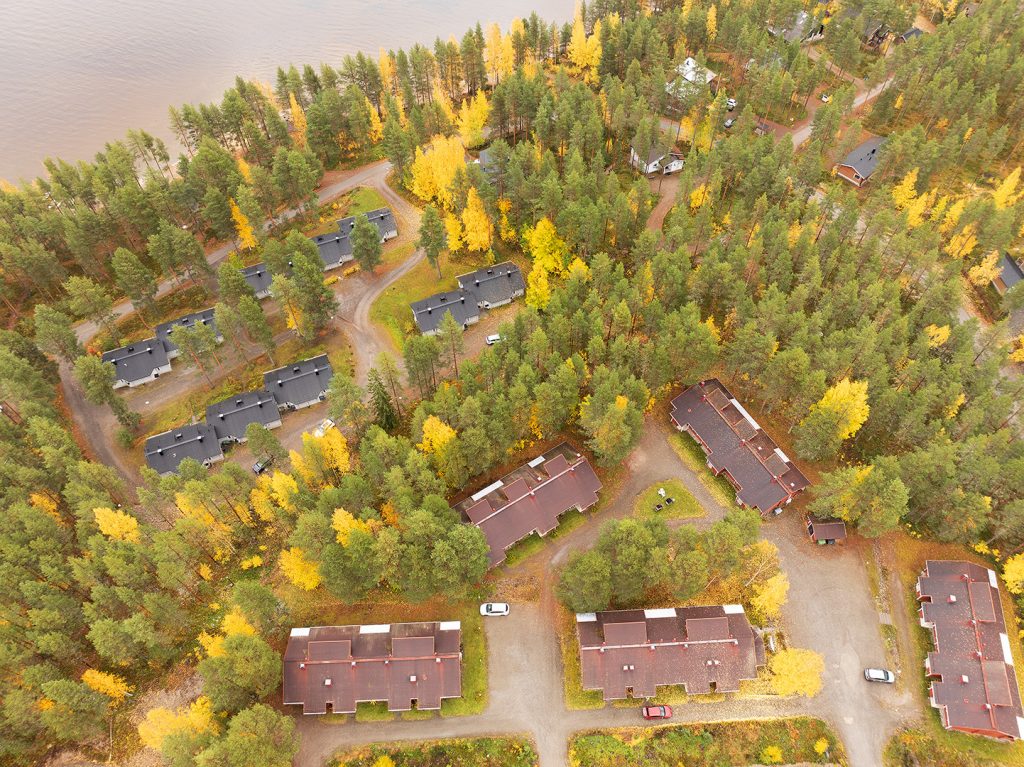 Jos Mantsinsaari Laatokan koilliskulmassa kuuluisi edelleen Suomeen, siellä voisi olla tällainen kesämökkialue. Oikeasti kuva on Kolilta.