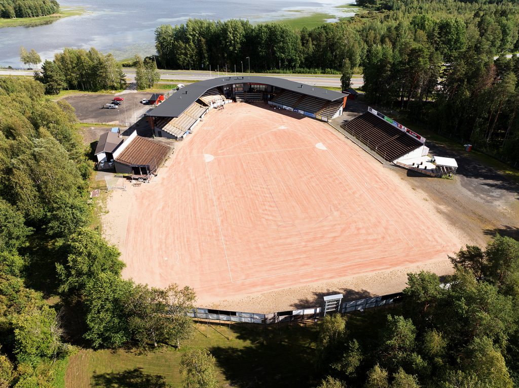 Kuva kertoo kuvitteellisesta Säkkijärven pesäpallokentästä, jos Säkkijärvi olisi edelleen osa Suomea.  Oiikeasti kuvassa on Kiteen rantakenttä.