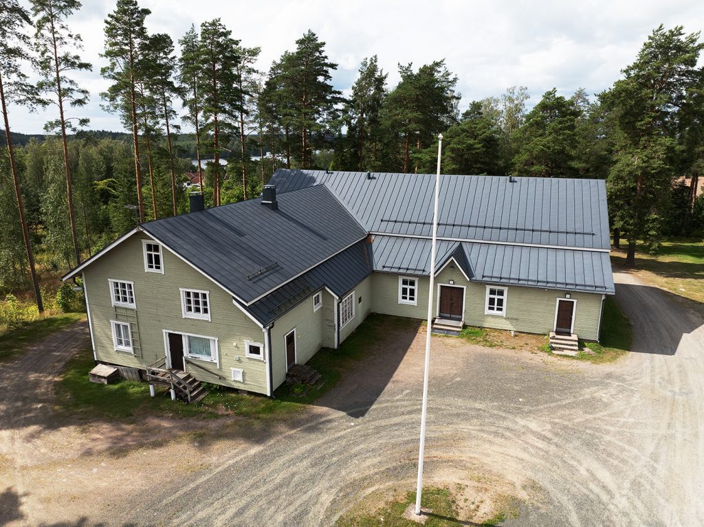 Suomessa olisi luultavasti suojeluskuntia, jos niitä ei olisi toisen maailmansodan jälkeen pakolla lakkautettu. Jos Sakkola olisi osa Suomea, siellä voisi olla suojeluskuntatalo. Oikeasti kuvassa on Lemin nuorisoseurantalo, joka on entinen suojeluskuntatalo.