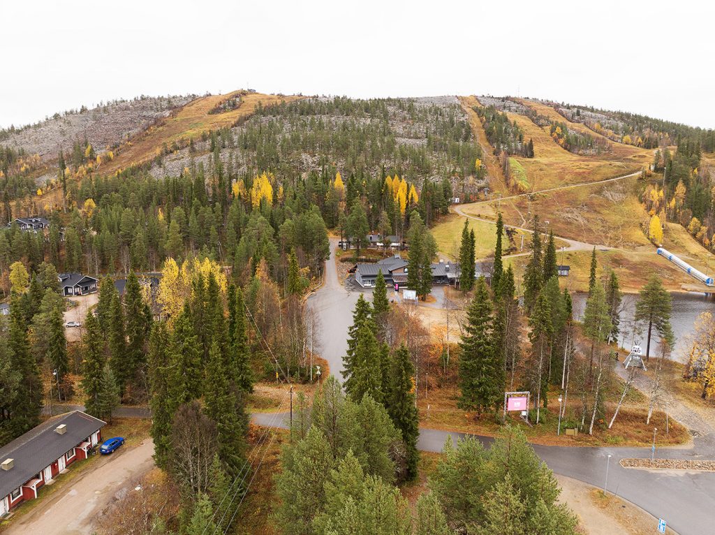 On olemassa kaksi Sallatunturia. Idempi jäi osaksi Neuvostoliittoa Moskovan rauhassa 1944. Siellä voisi olla laskettelurinne, jos se kuuluisi edelleen Suomeen. Kuva on läntisemmästä Sallatunturista, joka jäi täpärästi Suomen puolelle..