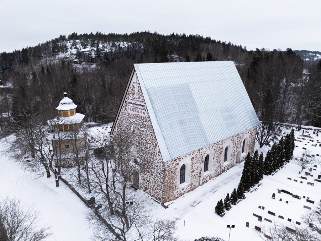 Siuntion Pyhän Pietarin kirkko sai vuonna 2025 uuden peltikaton. Kirkko on rakennettu 1400-luvun lopulla. Takana olevan mäen päällä on minun ja ehkä sinunkin esi-isiesi hautoja: pronssikautisia hiidenkiukaita, hautaröykkiöitä.
