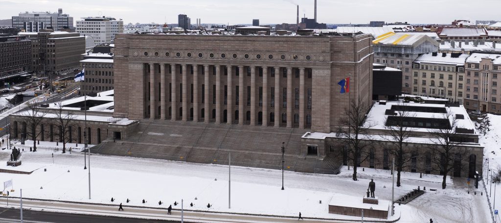 Suomen Eduskunta kokoontuu Eduskuntatalossa Helsingissä.