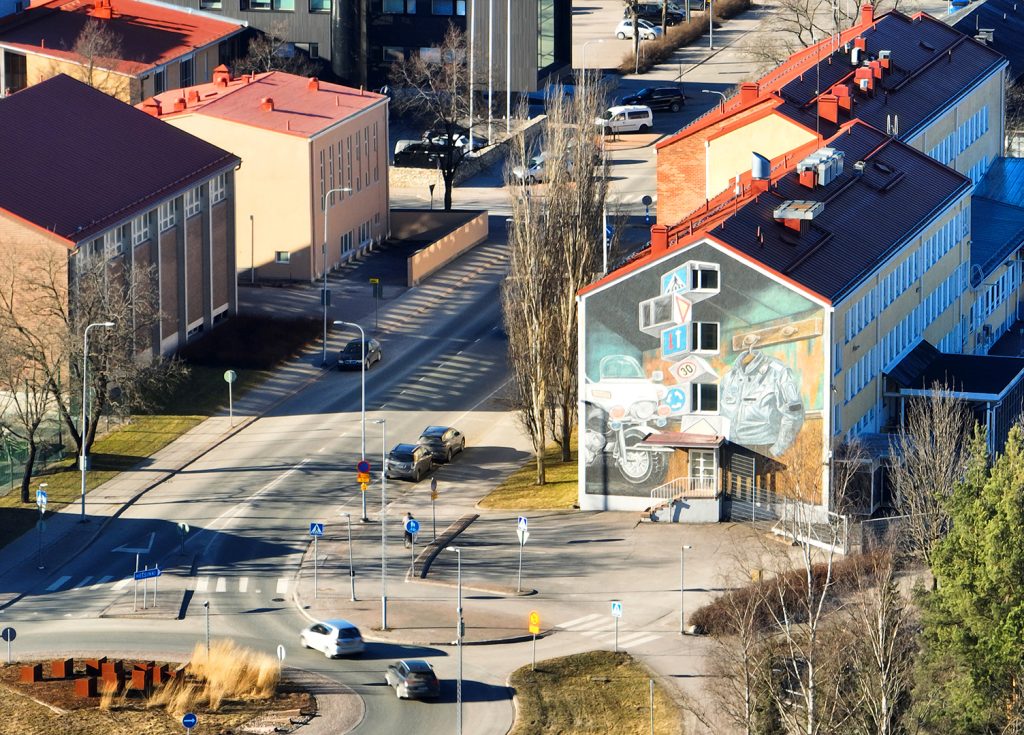 Hollantilainen Leon Keer (s. 1980) maalasi poliisiaseman seinään moottoripyöräpoliisin välineitä kunnioittavan 3D-muraalin.