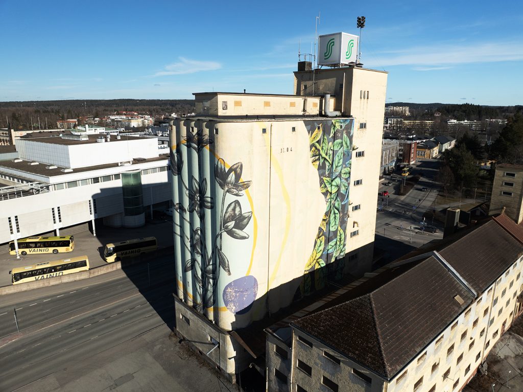 Muraalin teki Torinosta kotoisin oleva Fabio Petani (s. 1987), joka on tehnyt taidetta kerrostalojen seiniin, linja-autojen kylkiin ja teollisuusalueille eri maissa. Talvisaikaan, jolloin muraaleja on vaikeampi toteuttaa, syntyy teoksia myös kankaalle. Suurseudun Osuuskaupan omistama viljasiilo muuttui Petanin työnä isokokoiseksi taideteokseksi, jonka aiheina ovat vuokot sekä kasvin lehtiaiheet yhdistyneenä abstraktiin muotokieleen. Teos sai nimen ”Methanol & Anemone Coronaria” (metanoli ja kruunuvuokko).